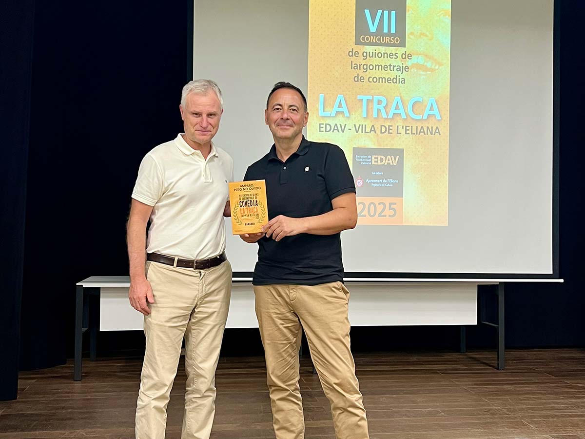 Entrega premi al guanyador de la VII edició del concurs La Traca